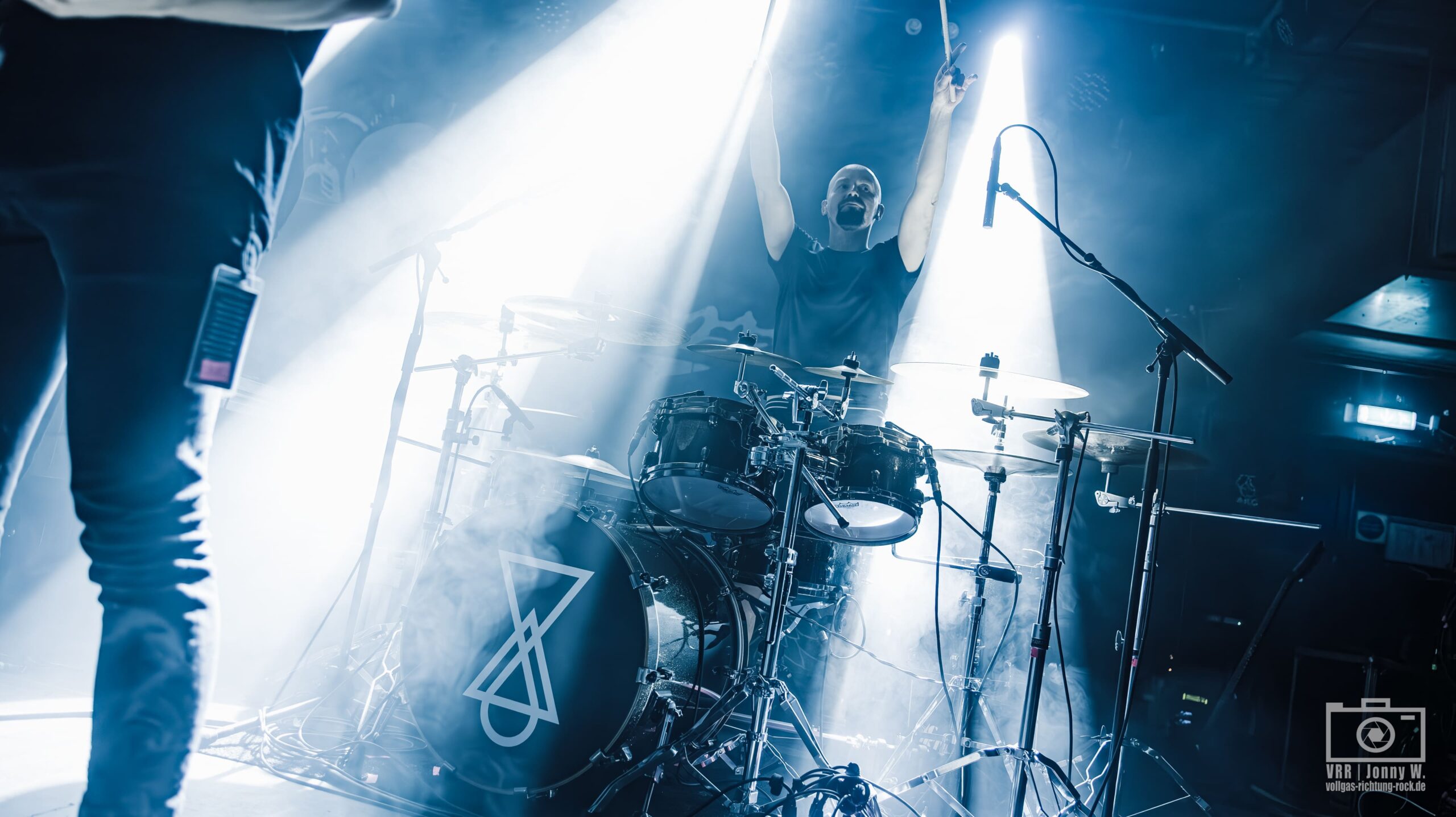 01_Bloodred-Hourglass_Muenchen_Backstage_01.02.2025_Jonny-17-scaled Melodic Death mit Gravur: Bloodred Hourglass gehen auf Tour