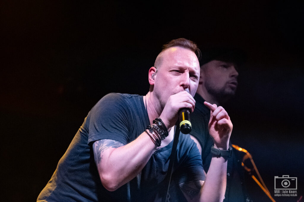 01_Leidbild_Nicht-irgendwo-auf-der-welt_Bamberg_14.03.2025_Jule-Knorr-8-1024x682 Fortsetzung der „Nicht irgendwo auf der Welt“-Tour von Eizbrand in Bamberg