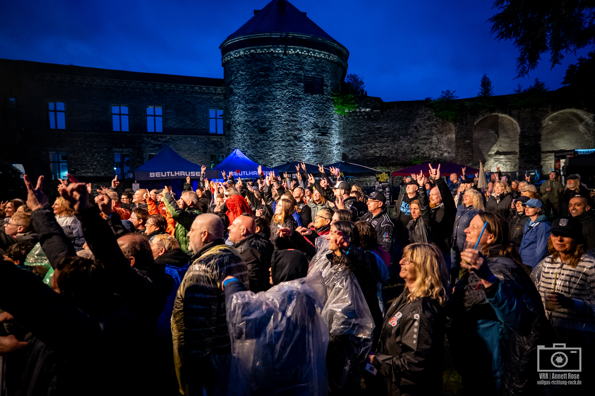 06_Die-Toten-Aerzte_Andernach-rockt-2025_Schlossgarten_Andernach_24.05.2025_Annett-Rose-20 Andernach rockt 2025 – ein Familien-Festival begeistert trotz Regen mit Herz, Musik und Maskottchen
