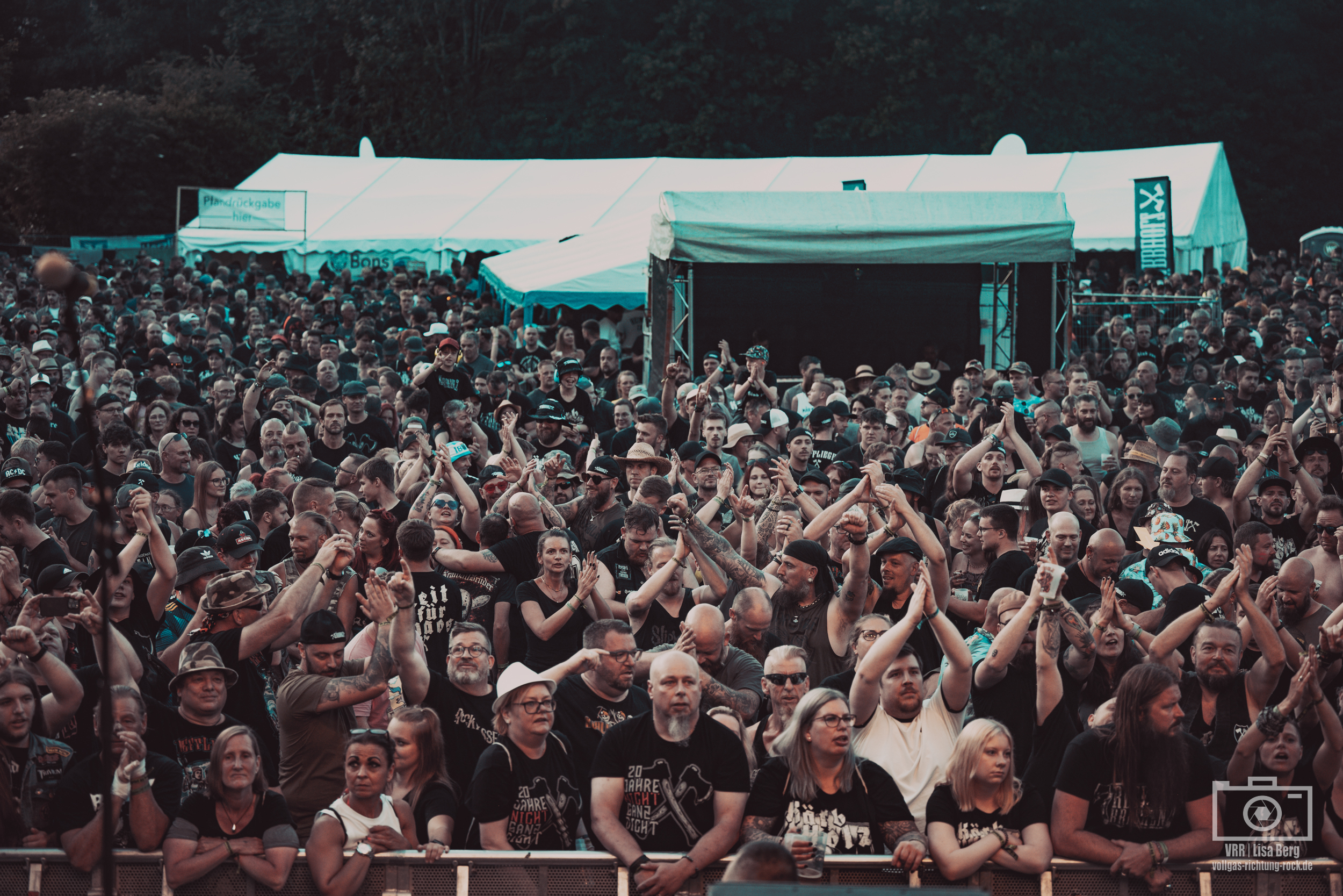 06_Rockwasser_Kaerbholz-Heimspiel-2025_Freitag_Lisa-Berg-16 Ist Deutschrock zu männlich? Von Bizeps, Bier und Balance