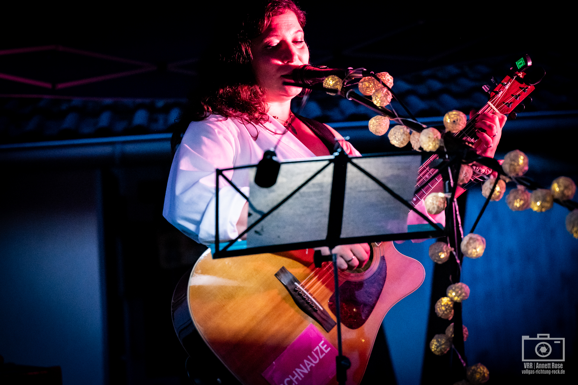 03_Franzi-Kusche_Musik-em-Jaade_Zur-Laube_Koeln_27.06.2025_Annett-Rose-1 Eine magische Nacht mit Franzi Kusche & Friends, Akustik-Musik und Agrippina-Bier