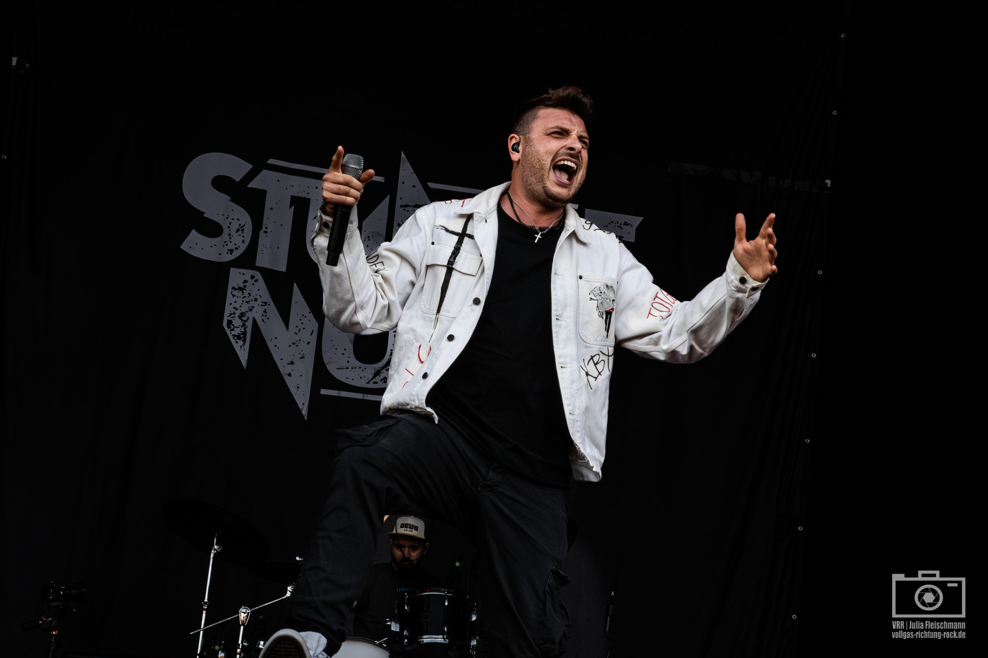 06_Stunde-Null_Rock-dein-Leben-Festival_Tag-2_Laichingen_11.07.2025_Jule-Fleischmann-1-1 Rock-Dein-Leben Festival 2025 – Eskalation pur in Laichingen