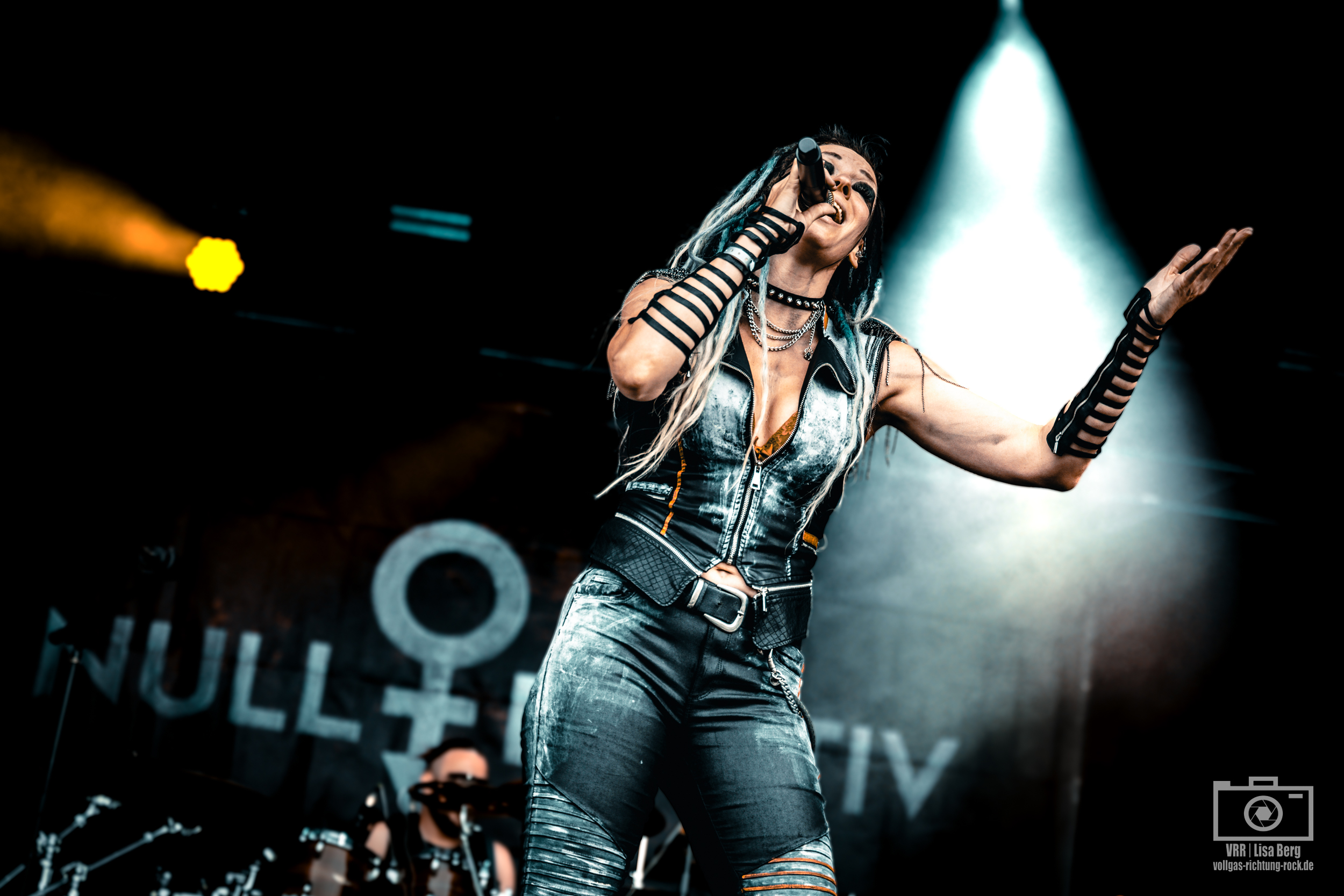 13_Null-Positiv_GOND_Donnerstag_Obermehler_24_07_25_Lisa-Berg-13 Frauen im Deutschrock: Wie sichtbar sind sie auf und vor der Bühne?