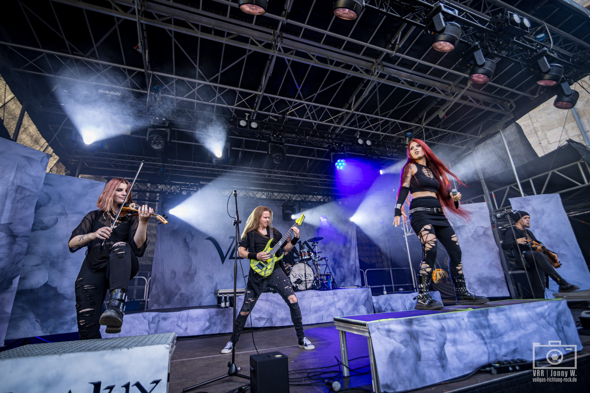 01_Vera-Lux_-Schlosshof-Festival-2025_22.08.25_Jonny-02 Märchenhaftes Flair trifft auf Folkrock – Schlosshof Festival 2025