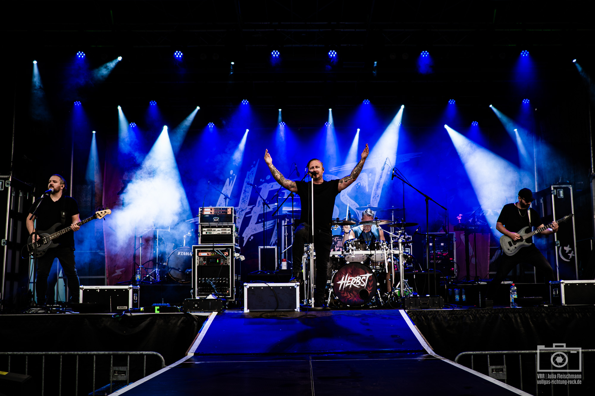 03_Herbst_WILLKUER-Heimspiel_Flugplatz_Huelben_15.08.2025_Jule-Fleischmann-1 Herbst veröffentlichen neue Single „Angst“