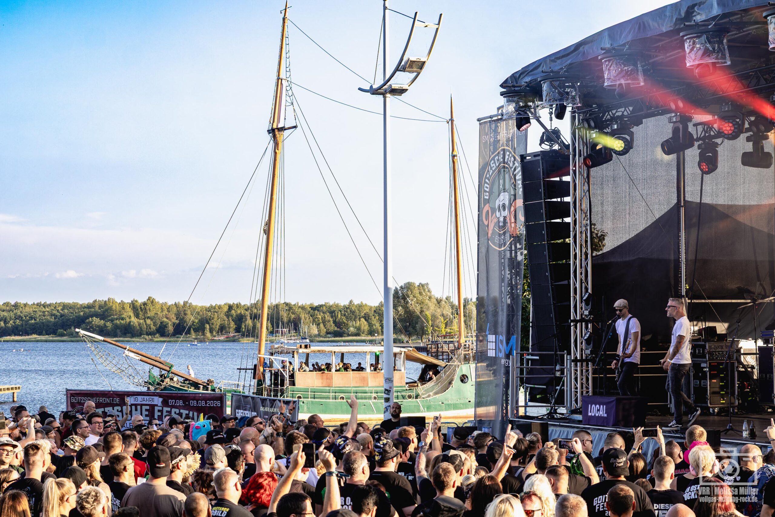 Beitragsbild-3-09_Local-Bastards_Goitzsche-Festival_Stadthafen-Bitterfeld_Tag-2_16.08.2025_Melissa-Mueller-17-1-scaled Feuer und Wasser – das Goitzsche Festival 2025