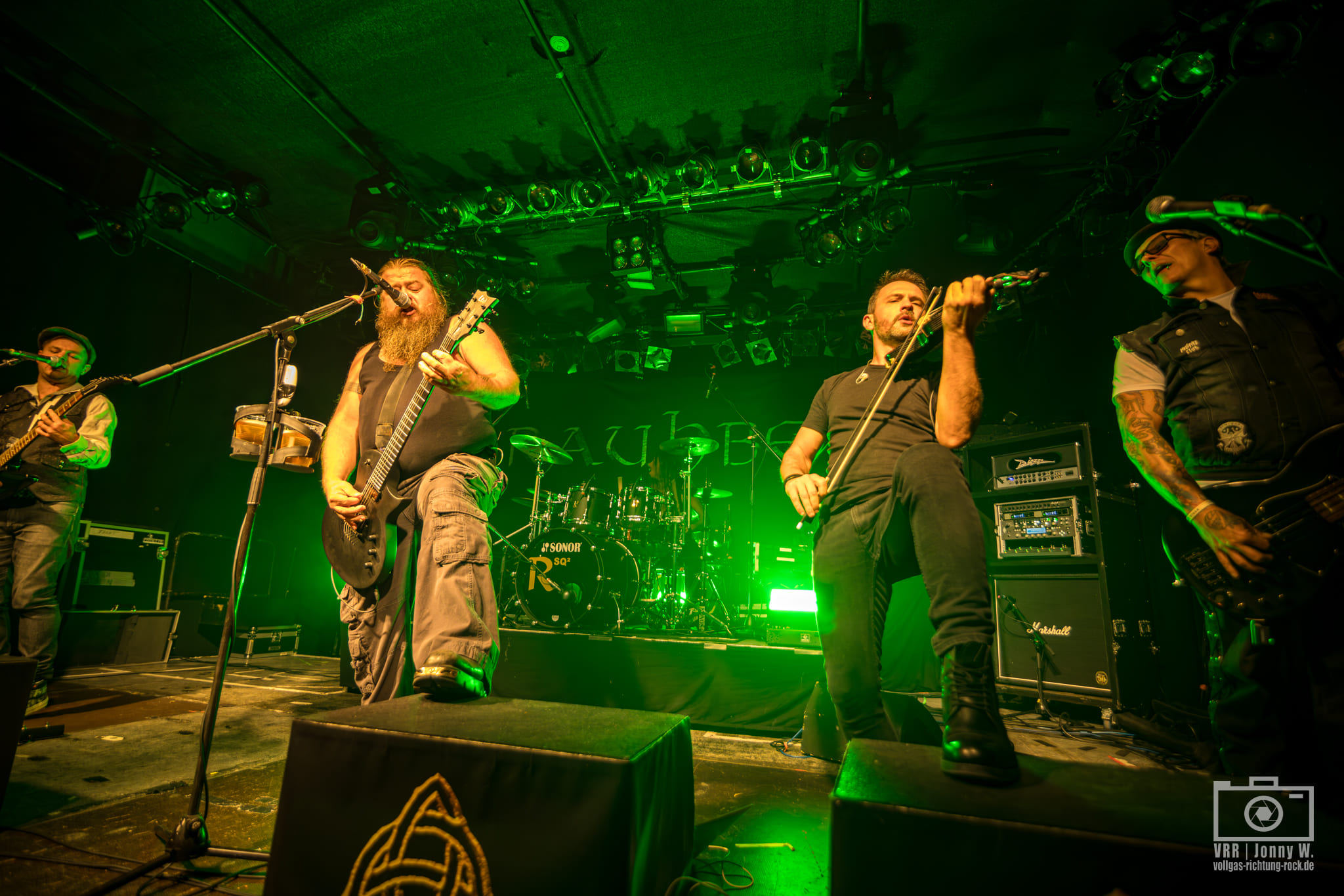 02_Rauhbein_Adrenalin-Tour_der-Hirsch-Nuernberg_16.10.2025_Jonny-09 Rauhbein in Nürnberg – Ein Konzert mit Herz, Bier und echten Kanten