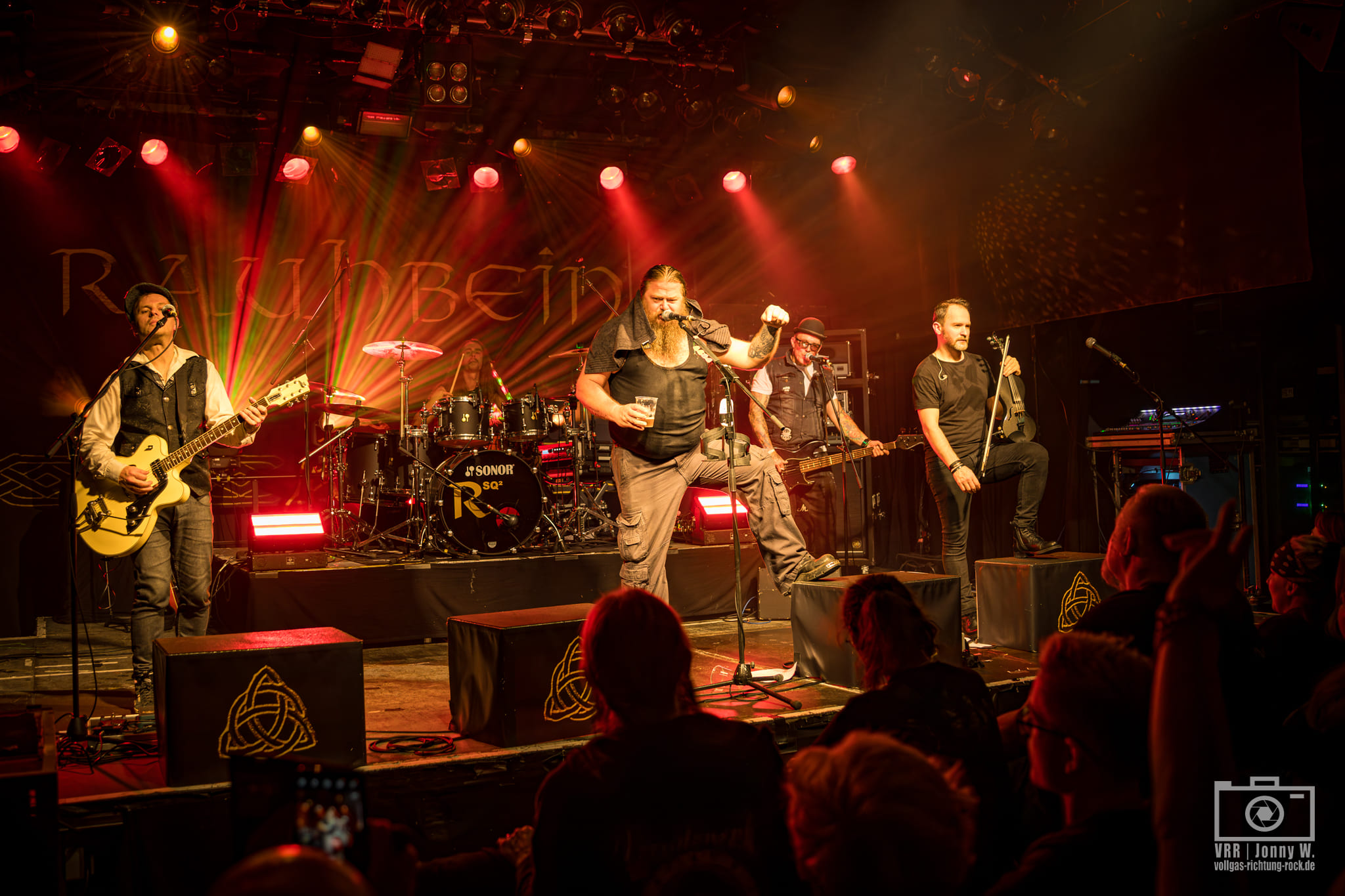 02_Rauhbein_Adrenalin-Tour_der-Hirsch-Nuernberg_16.10.2025_Jonny-24 Rauhbein in Nürnberg – Ein Konzert mit Herz, Bier und echten Kanten