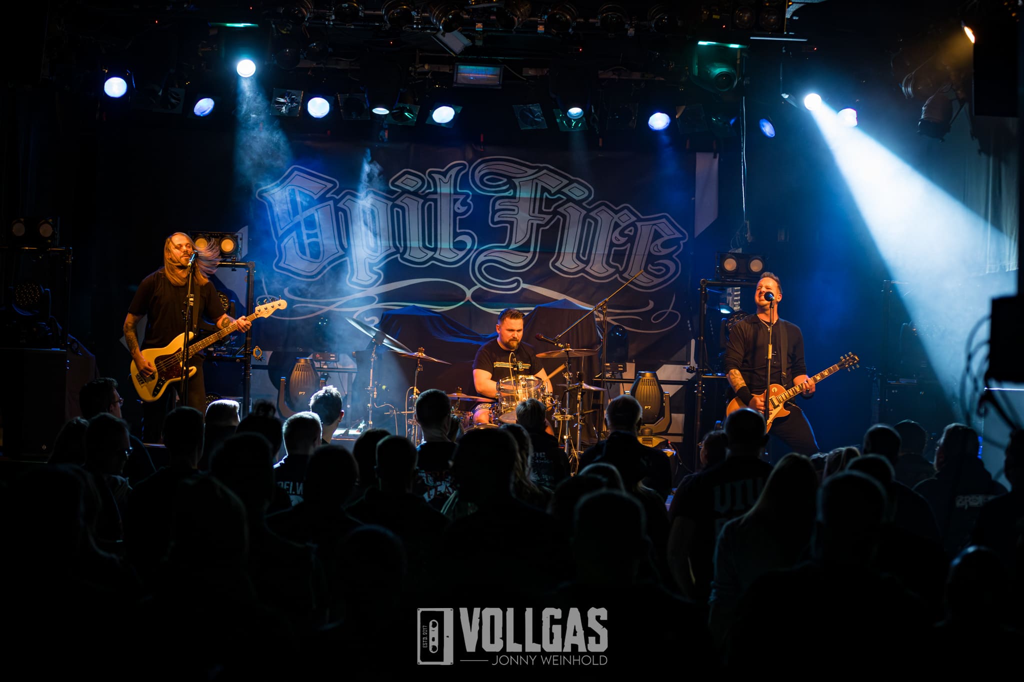 01_SpitFire_Gib-nicht-auf-Tour-2025_der-Hirsch-Nuernberg_27.11.2025_Jonny-15 Wenn Punkrock die Sicherungen durchbrennen lässt – BRDIGUNG im Hirsch Nürnberg