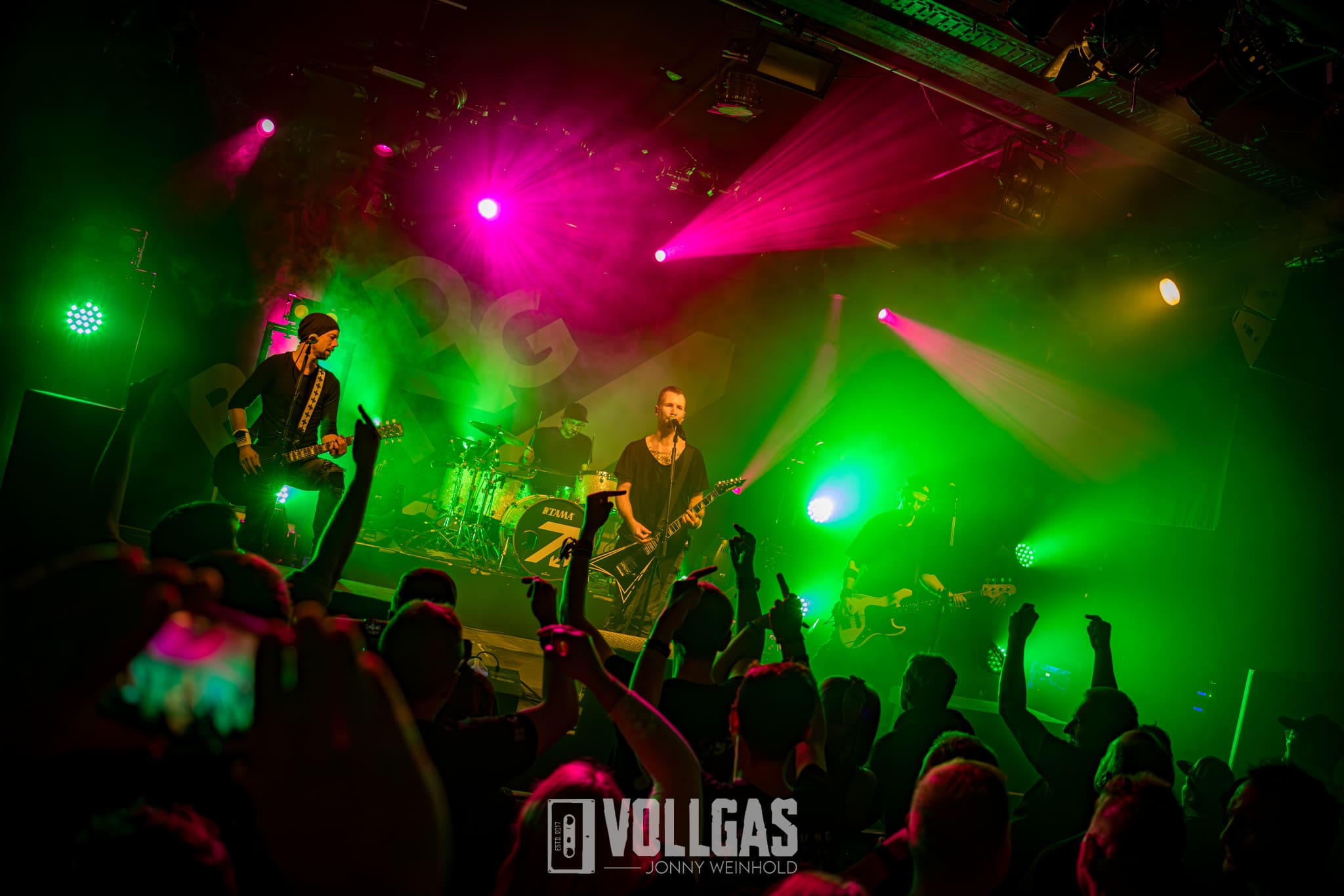 02_BRDIGUNG_Gib-nicht-auf-Tour-2025_der-Hirsch-Nuernberg_27.11.2025_Jonny-33 Wenn Punkrock die Sicherungen durchbrennen lässt – BRDIGUNG im Hirsch Nürnberg