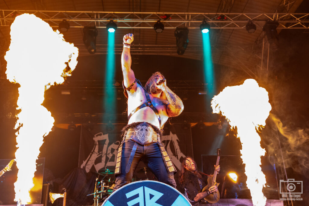 04_Asenblut_Monster_Festival_Geiselwind_03_10_25_Eni_Engel_-13-1024x683-1 Goitzsche Front wieder im Steintor Varieté