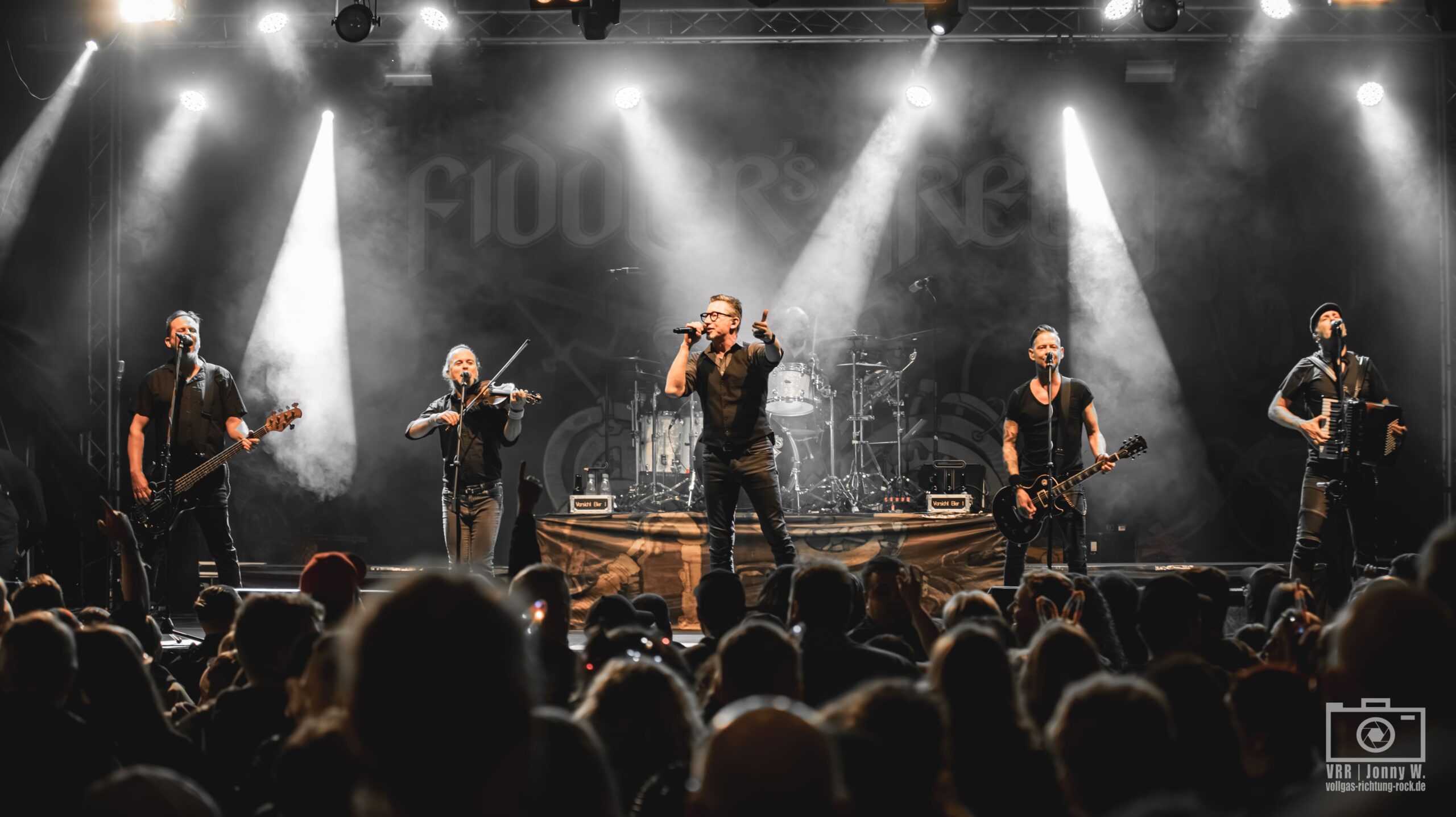 04_Fiddlers-Green_Biberttal-Festival_06.06.25_Jonny-14-scaled-1 Feierlaune im Irish Speedfolk – Fiddler's Green auf Jubiläumstour