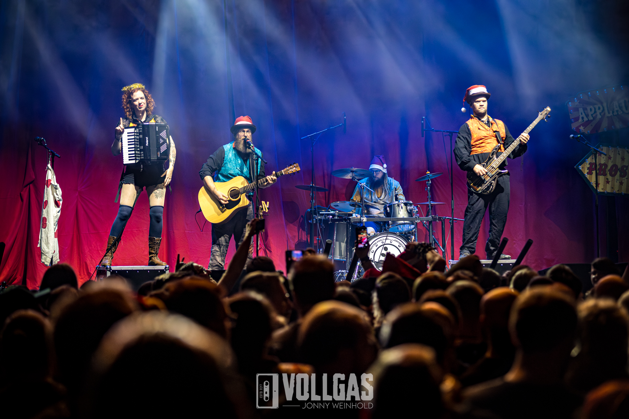 01_Die-Habenichtse_Branntweihnachten-2025_Grugahalle-Essen_20.12.2025_Jonny-11 Branntweihnachten in Essen – Knasterbart rissen die Grugahalle ab