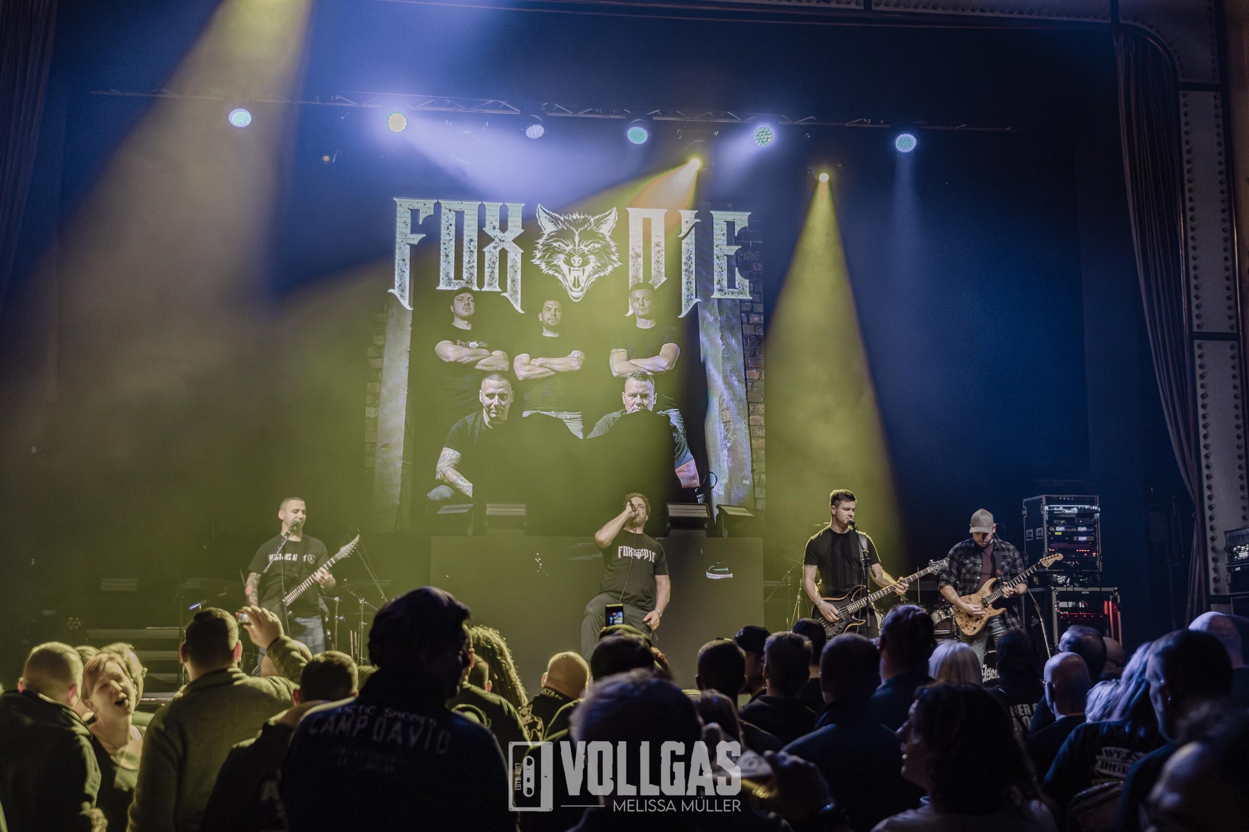 01_FoxDie_Jahresabschluss-Goitzsche-Front_Halle-Saale_28_12_2025_Melissa-Mueller-31-scaled Das Steintor Varieté erzitterte vor Goitzsche Front