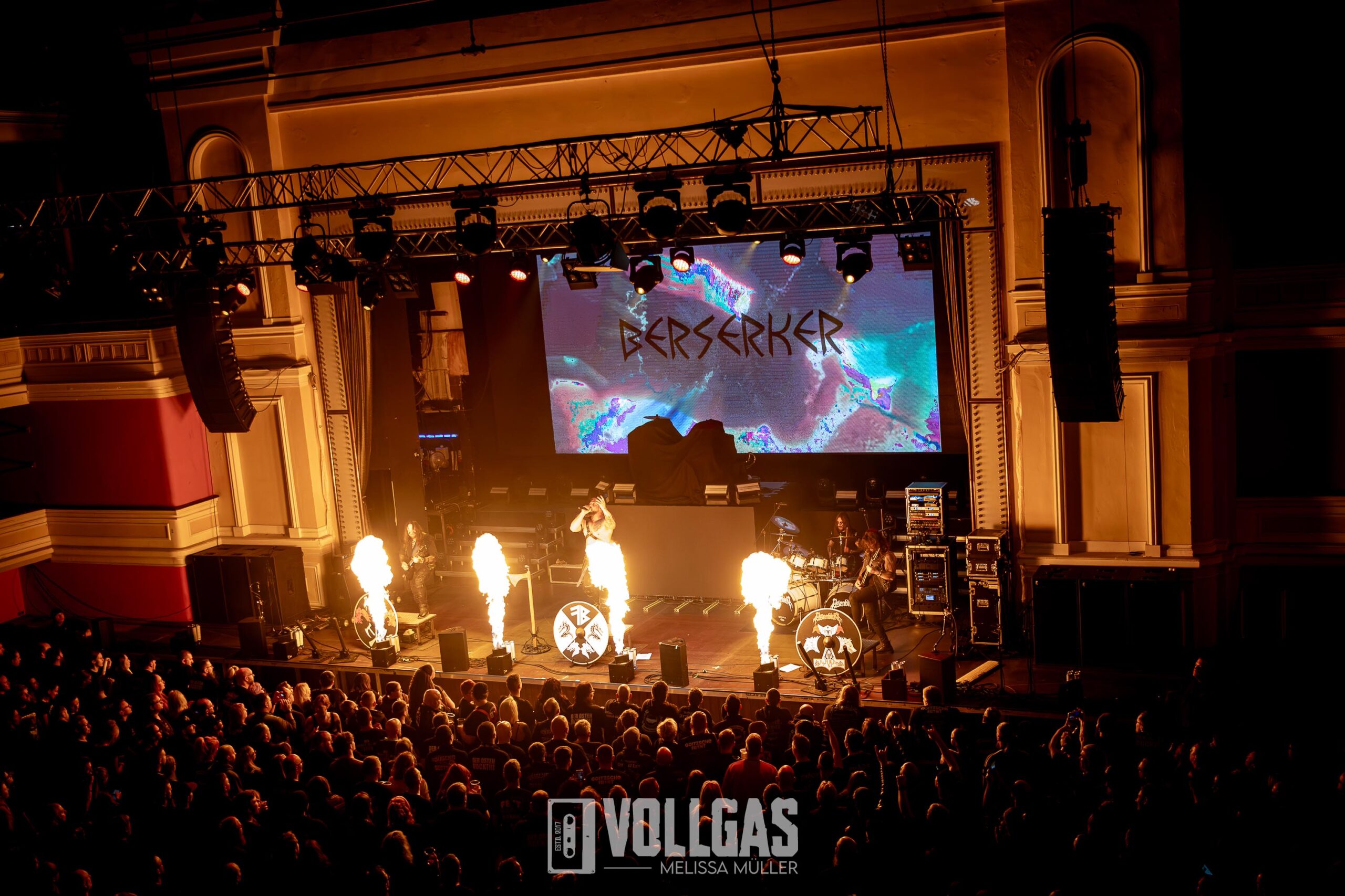 02_Asenblut_Jahresabschluss-Goitzsche-Front_Halle-Saale_28_12_2025_Melissa-Mueller-35-scaled Das Steintor Varieté erzitterte vor Goitzsche Front