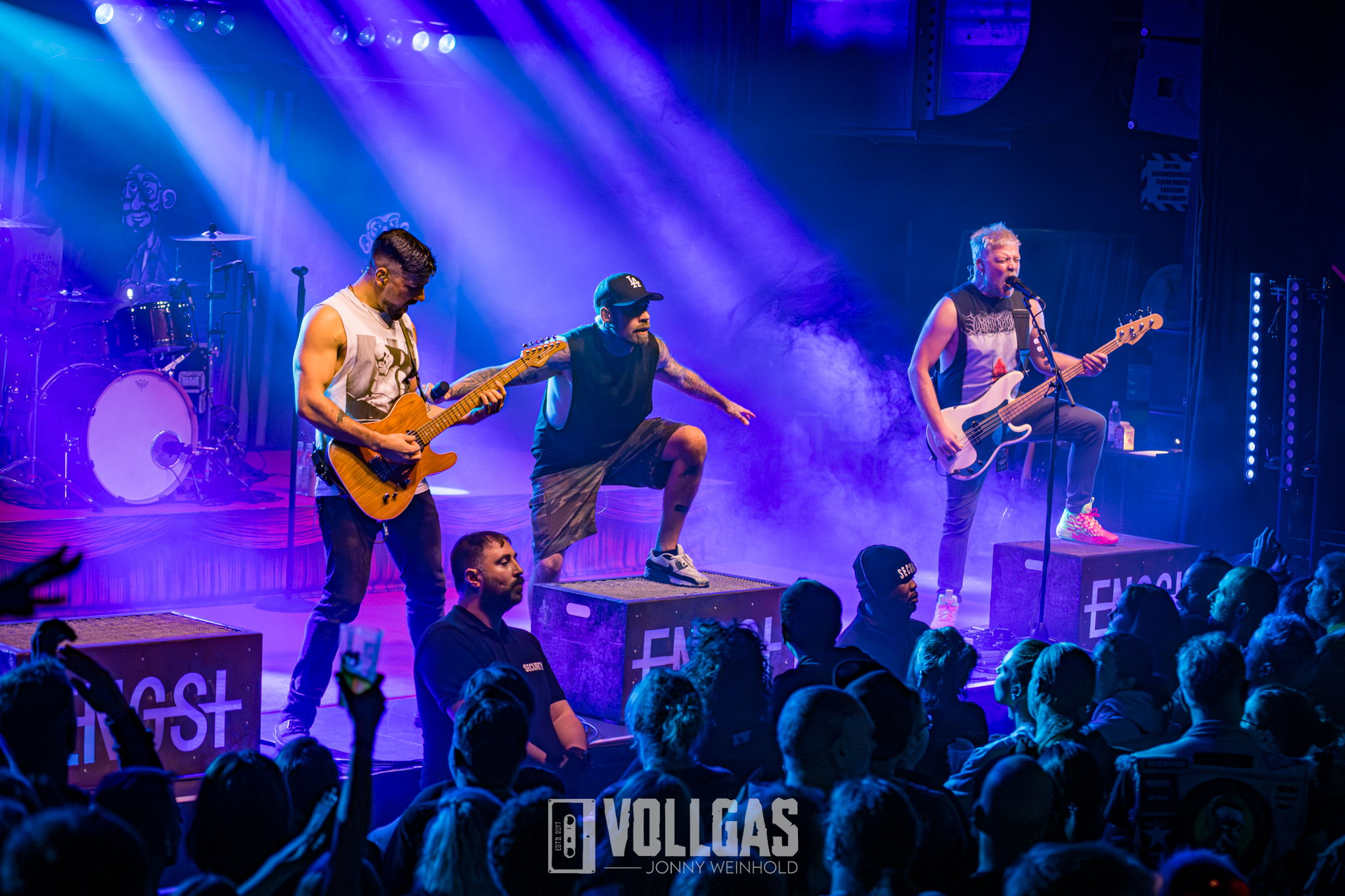 02_Engst_10-Jahre-Engst-Tour-2025_Backstage-Muenchen_13.12.2025_Jonny-17 ENGST zelebrierte in München zehn Jahre Hymnen der Verlierer