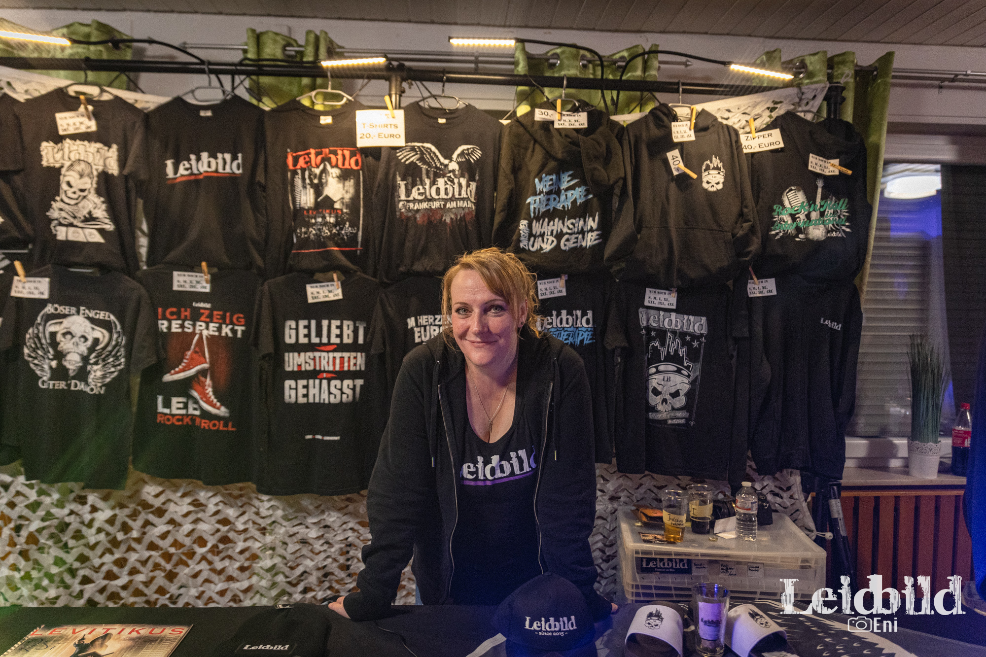 Merchbild-von_Julia_Fotograf-Eni- Das Geschäft mit dem Merch – Aber was bleibt wirklich hängen?