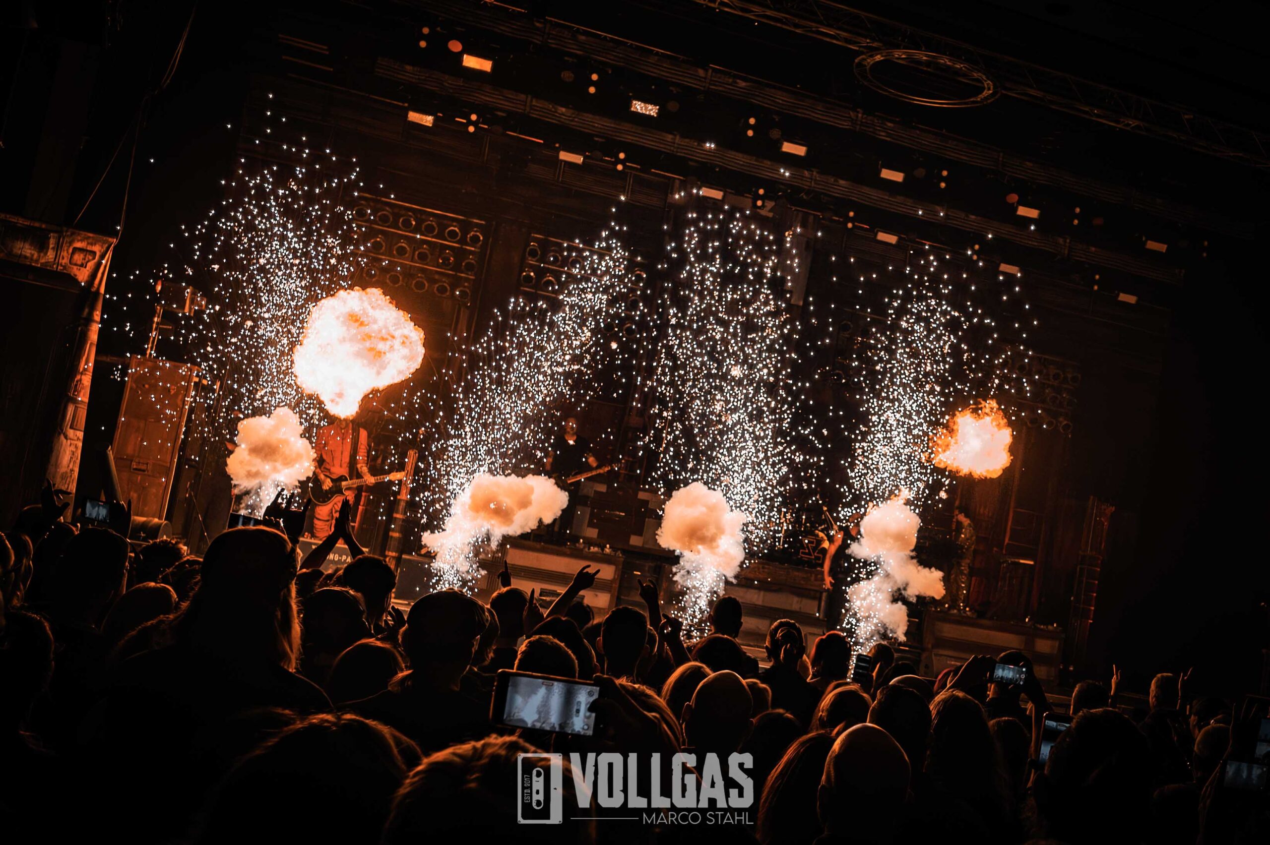 Stahlzeit_17.01.26_Jahrhunderthalle-Frankfurt_Marco-Stahl-80-scaled Stahlzeit brennt die Jahrhunderthalle nieder