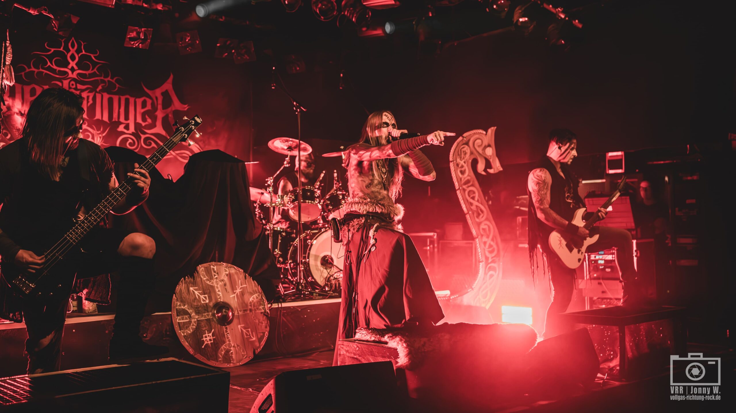 01_Sagenbringer-Todschick-Tour-Nuernberg-der-Hirsch-06.03.25-Jonny-25-scaled-1 Zwischen Mythen und Realität: Sagenbringer schlägt das nächste Kapitel auf