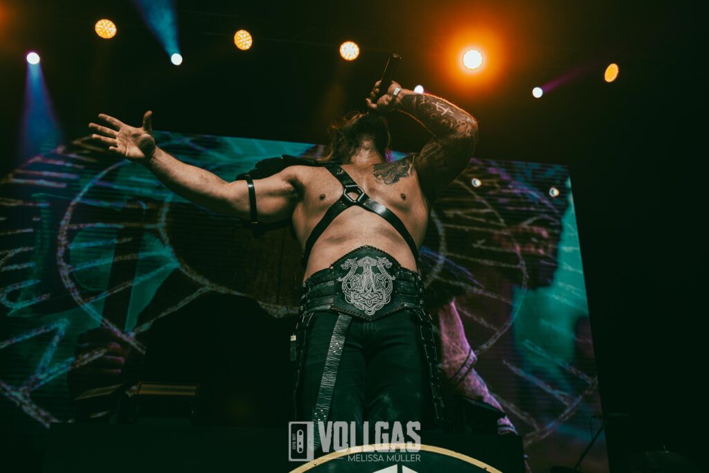 02_Asenblut_Jahresabschluss-Goitzsche-Front_Halle-Saale_28_12_2025_Melissa-Mueller-24-1024x683-1 Zehn Jahre Goitzsche Festival – Back to the Roots