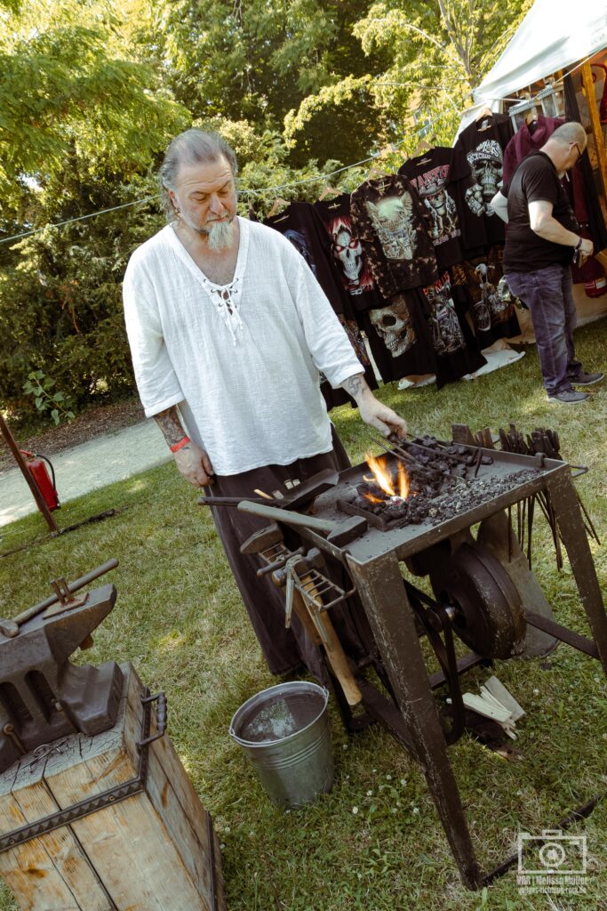 02_Mittelaltermarkt_Merseburger-Schlossfestspiele_Tag-2_Merseburg_21.06-7-683x1024-1 Zwischen alten Mauern und Geschichten – Merseburger Schlossfestspiele