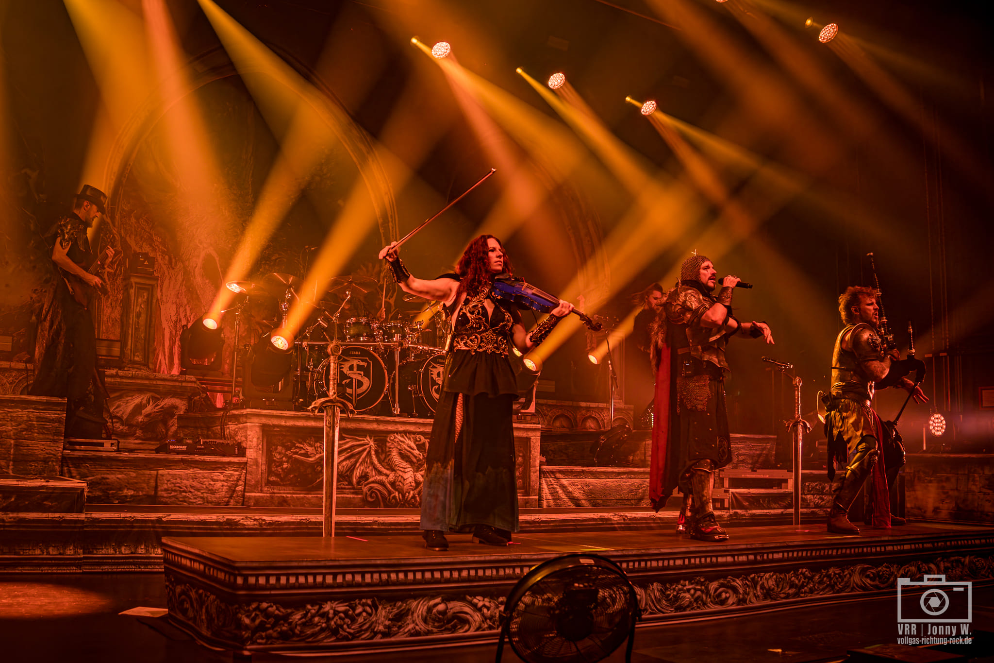 03_Feuerschwanz_Lords-of-Fyer-Tour_Stadthalle-Fuerth_11.10.2025_Jonny-04 Feuerschwanz geht auf Knightclub Tour 2026