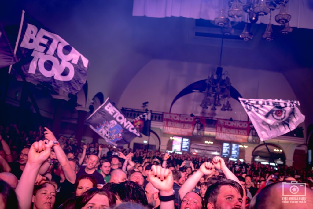 Bild-3_Betontod_Zeig-Dich-Tour_Leipzig_30.05.2025_Melissa-Mueller-22-1024x683-1 Betontod - Wir fangen jetzt erst an Tour 2026