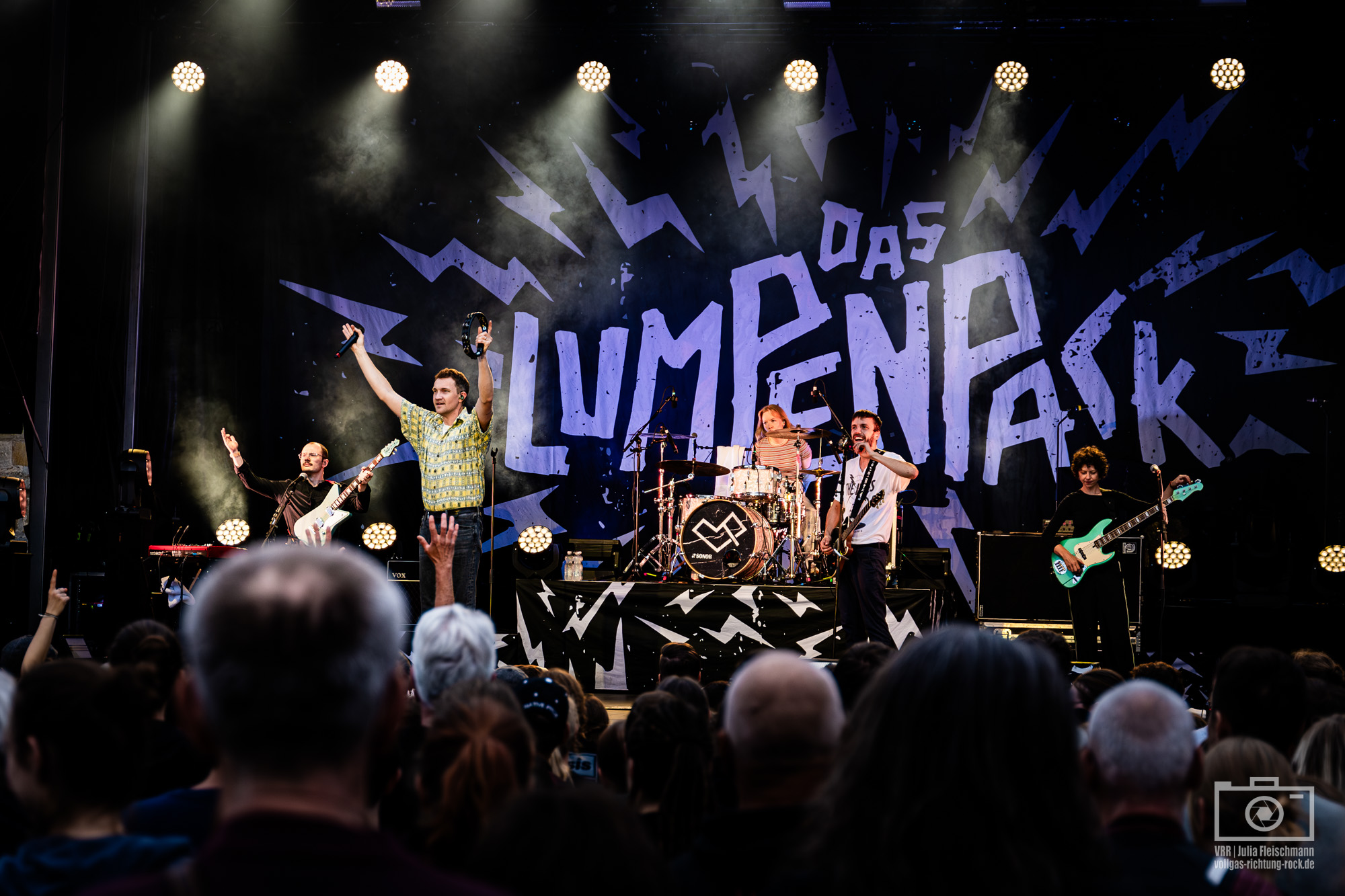 01_Lumpenpack_Roesler-Open-Air_Schloss-Eyrichshof_31.07.2025_Jule-Fleischmann-21-1 Die Festung Rockt 2026 – ein extravagantes Festival