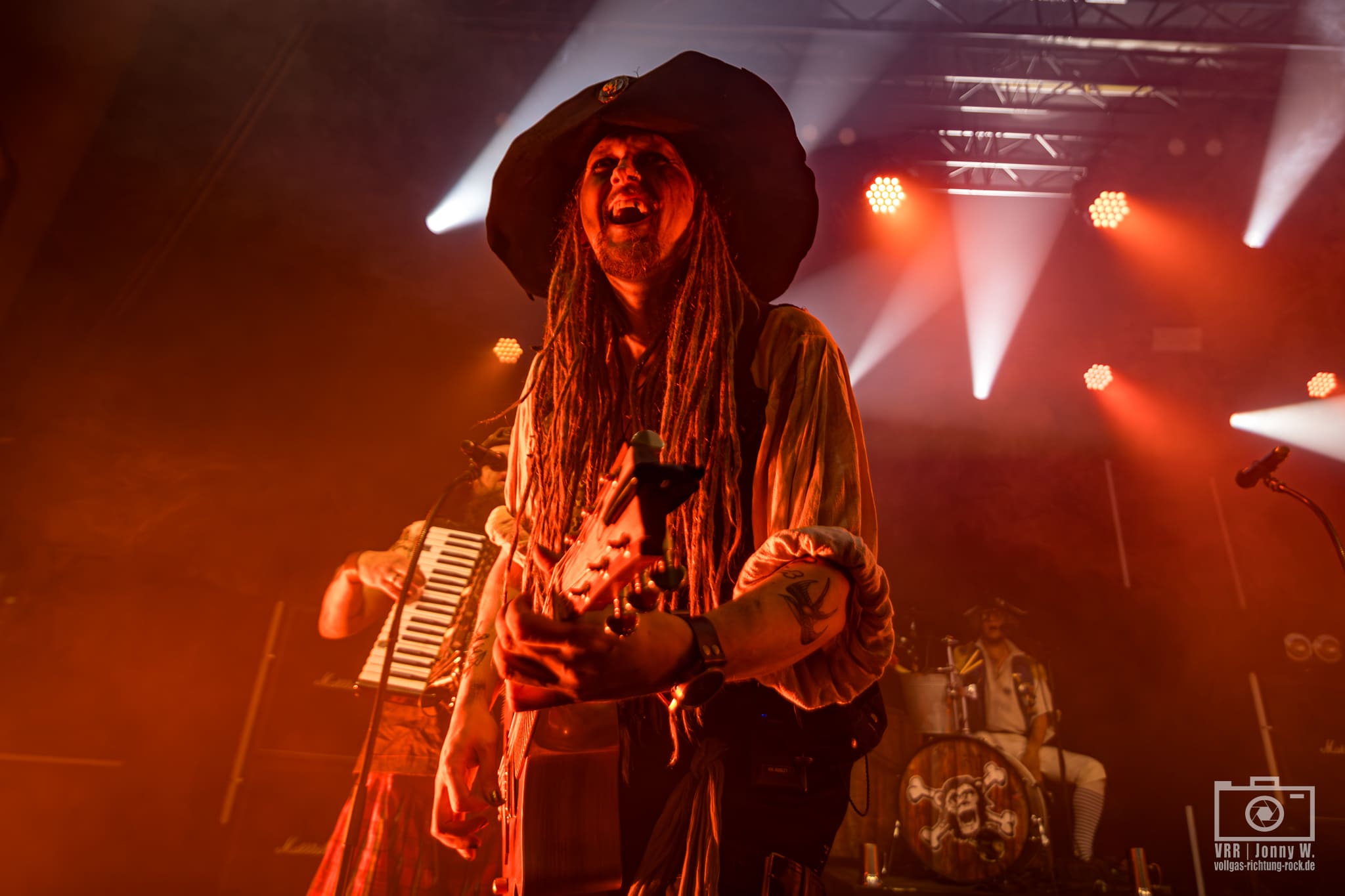 02_Mr.-Hurley-die-Pulveraffen_S.O.S.-Tour_Loewensaal-Nuernberg_18.10.2025_Jonny-05 Zwischen Burgmauern und Bierbechern – das Schlosshof Festival 2026