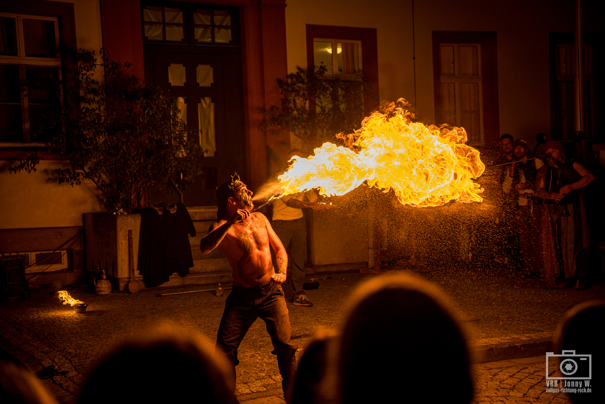 08_Feuershow_-Schlosshof-Festival-2025_23.08.25_Jonny-3 Zwischen Burgmauern und Bierbechern – das Schlosshof Festival 2026