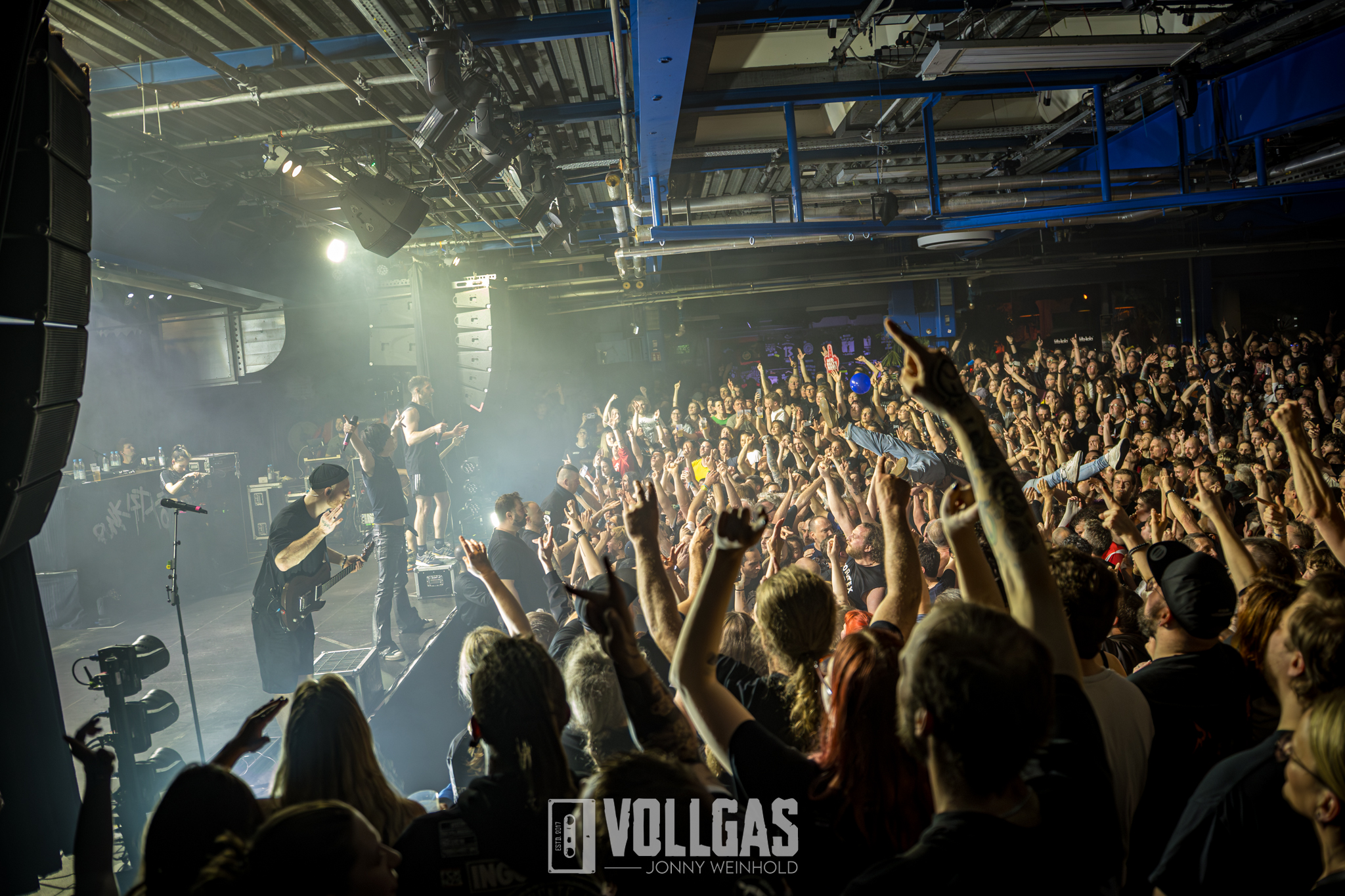 BACKSTAG-WERK-MUeNCHEN-03_Swiss-die-Andern-Punk-ist-Tot-Tour-2026-14.03.26-Muenchen_Jonny-19 Konzertlocations in Süddeutschland – Tempel aus Stahl, Schweiß und Geschichte