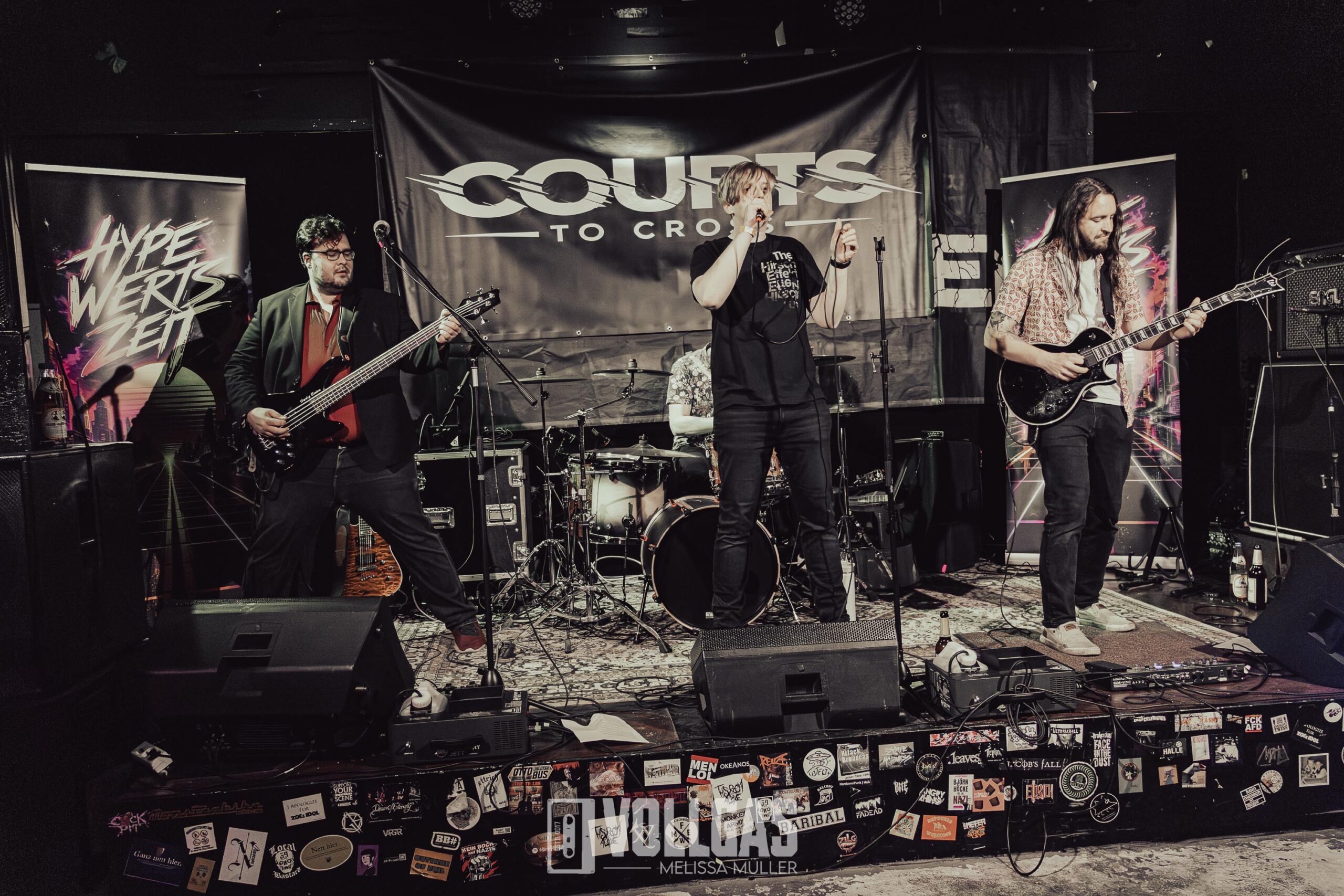 Bild-1-im-Text_HypeWertsZeit_Wir-Leben-unter-Strom_Halle_17_04_26_Melissa-Mueller_-7-scaled Voltwechsel in neuer Formation – Rockpool e. V. Zeuge der Feuertaufe