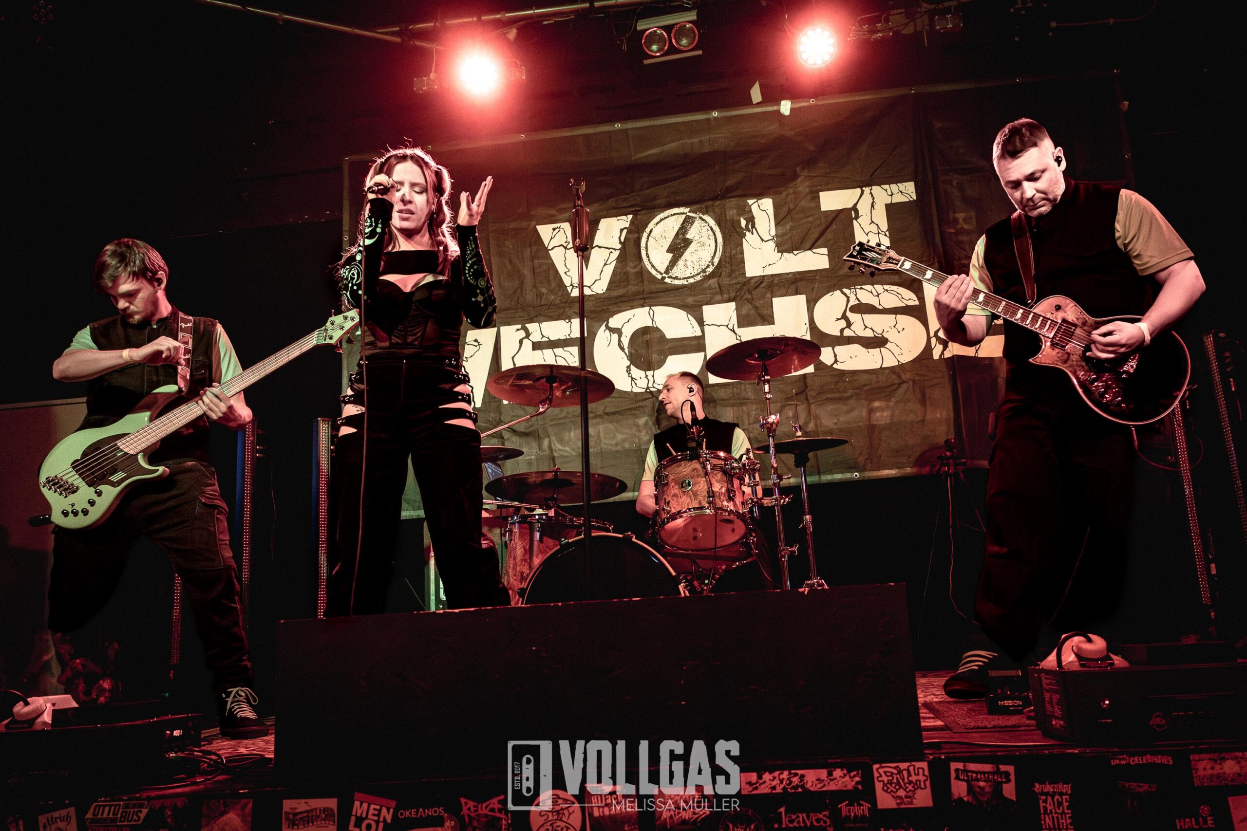 Bild-3-im-Text_Voltwechsel_Wir-Leben-unter-Strom_Halle_17_04_26_Melissa-Mueller_-29-scaled Voltwechsel in neuer Formation – Rockpool e. V. Zeuge der Feuertaufe