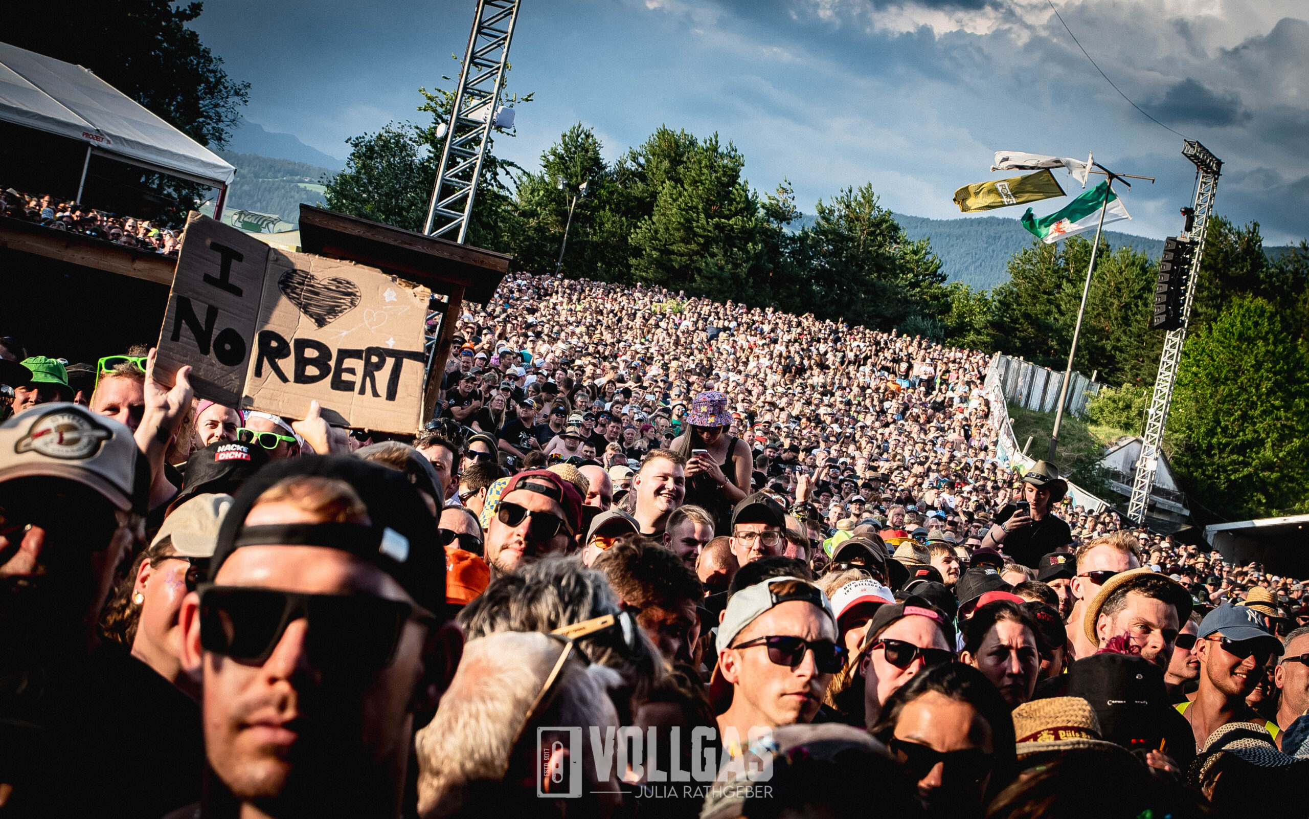 06_Kastelruther-Spatzen_Alpen-Flair-2026_Freitag_Julia-Rathgeber-17-scaled Die einen sind zu rechts, die anderen sowieso – Wie man seit Jahrzehnten an zwei Rockbands verzweifelt