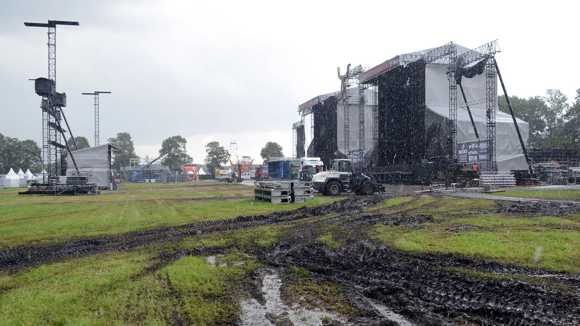 pic-by-picture-alliance-dpa-Daniel-Bockwoldt Wenn das Festival absäuft: 5 Tipps gegen Regen, Kälte und nasse Nächte