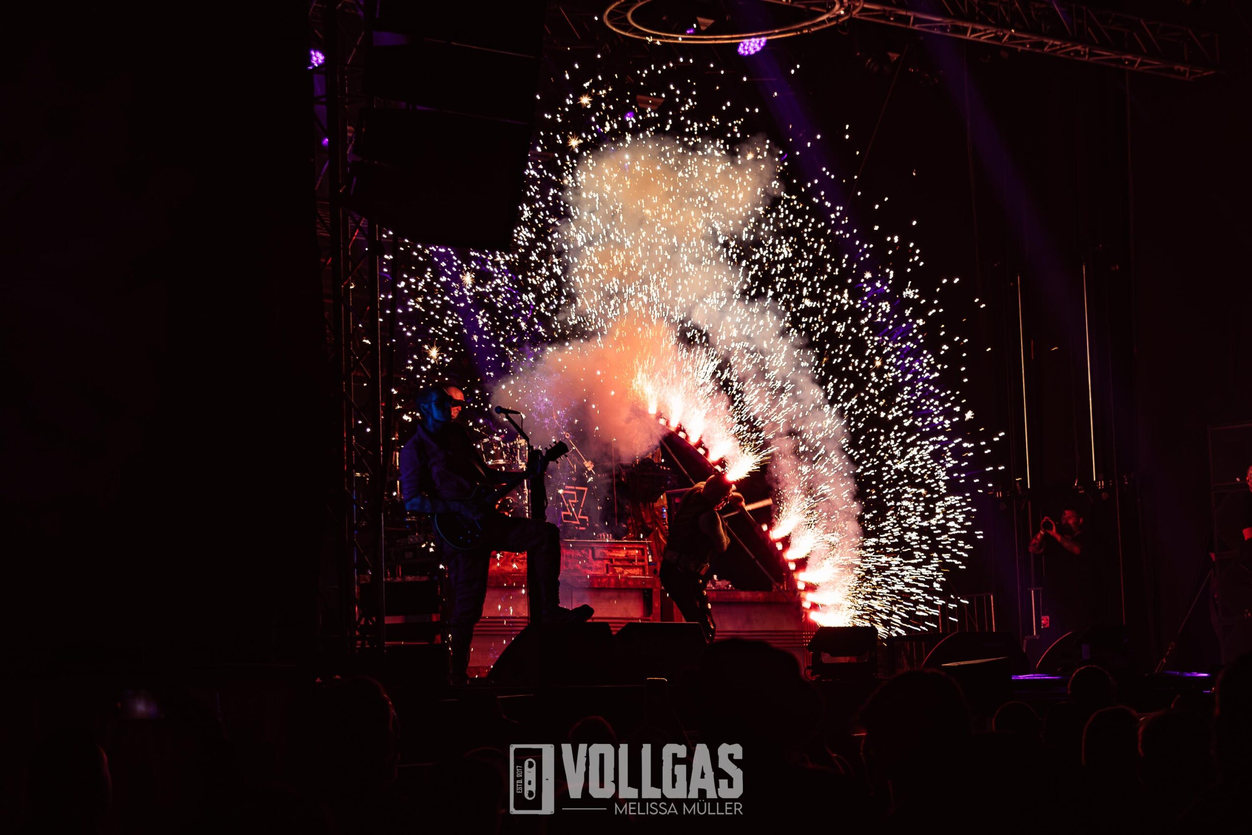 13_Stahlzeit_Goitzsche-Festival_Samstag_Bitterfeld_08_08_2026_Melissa_Mueller-16-scaled Feuertaufe auf der Halbinsel Pouch – Goitzsche Festival 2026