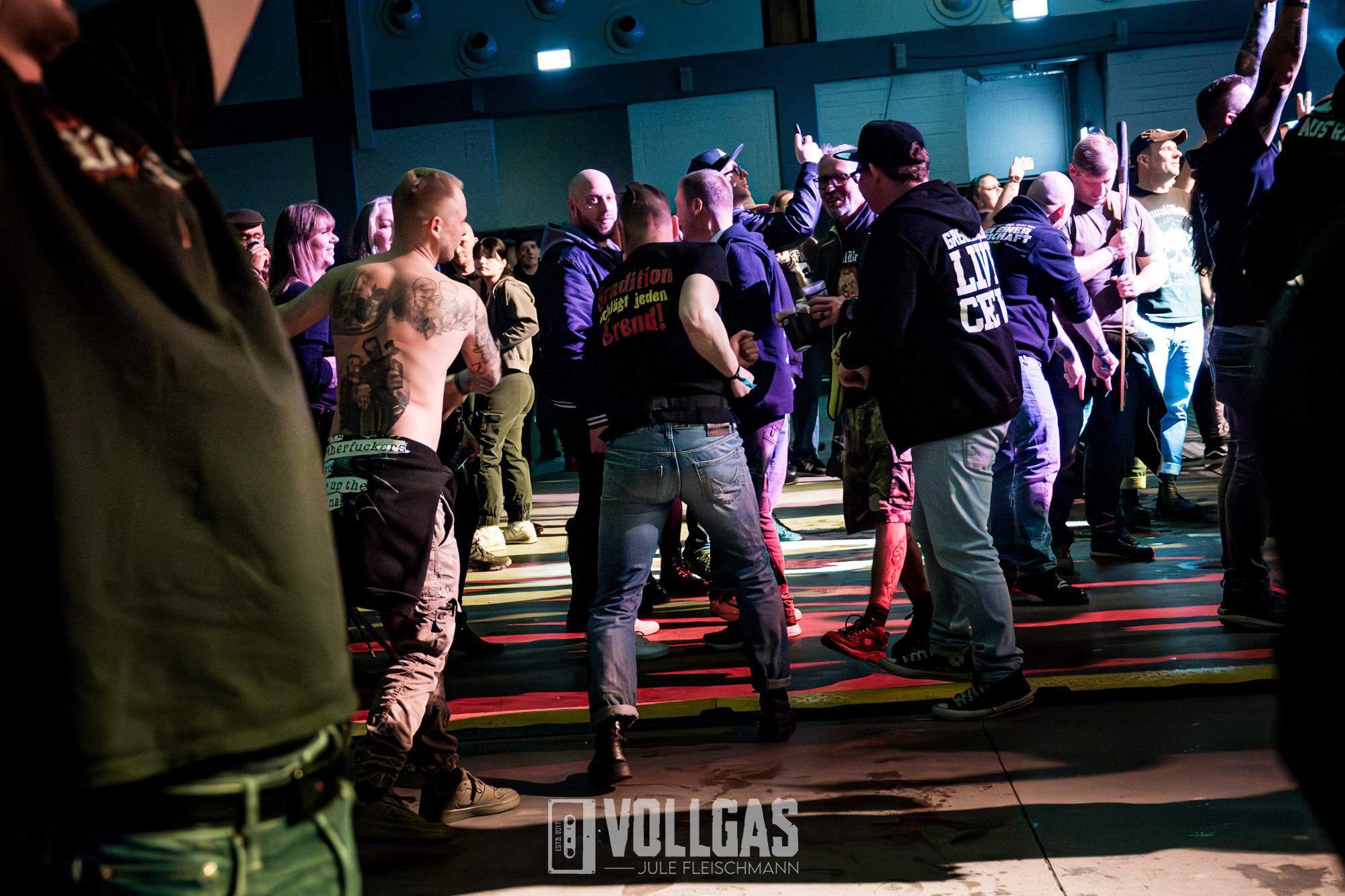 03_Grenzenlos_KrawallBrueder-Jahresabschluss_Lichtenfels_05.12.25_Jule-Fleischmann-13 10 Gestalten, die du auf jedem Deutschrock-Konzert triffst