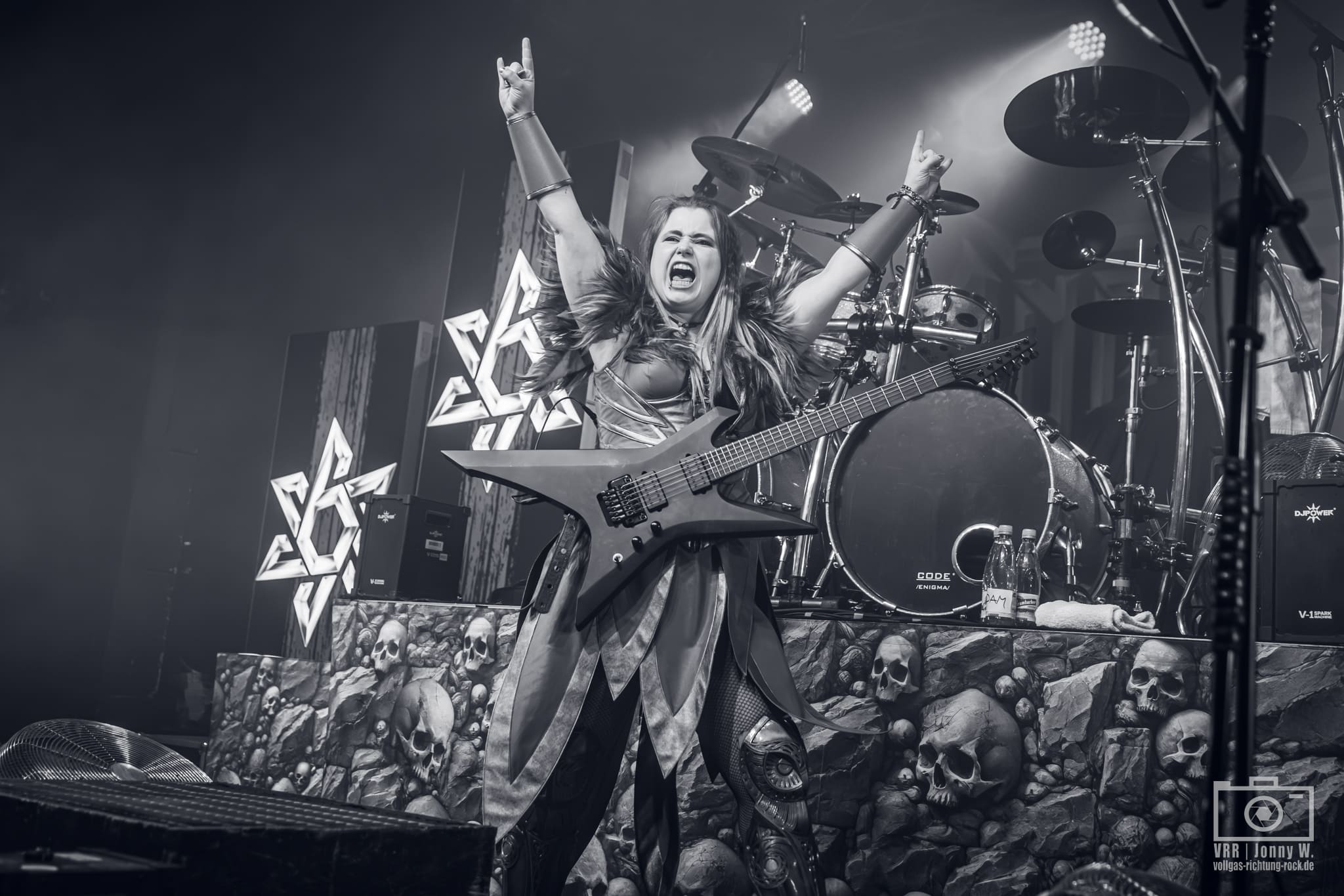 01_Angus-McSix_Tourslayer-Europe-2025_Musichall-Geiselwind_24.10.2025_Jonny-01 XXL Interview mit Jasmin Pabst (Teil 1) – zwischen Bühne, Kamera und Selbstvertrauen