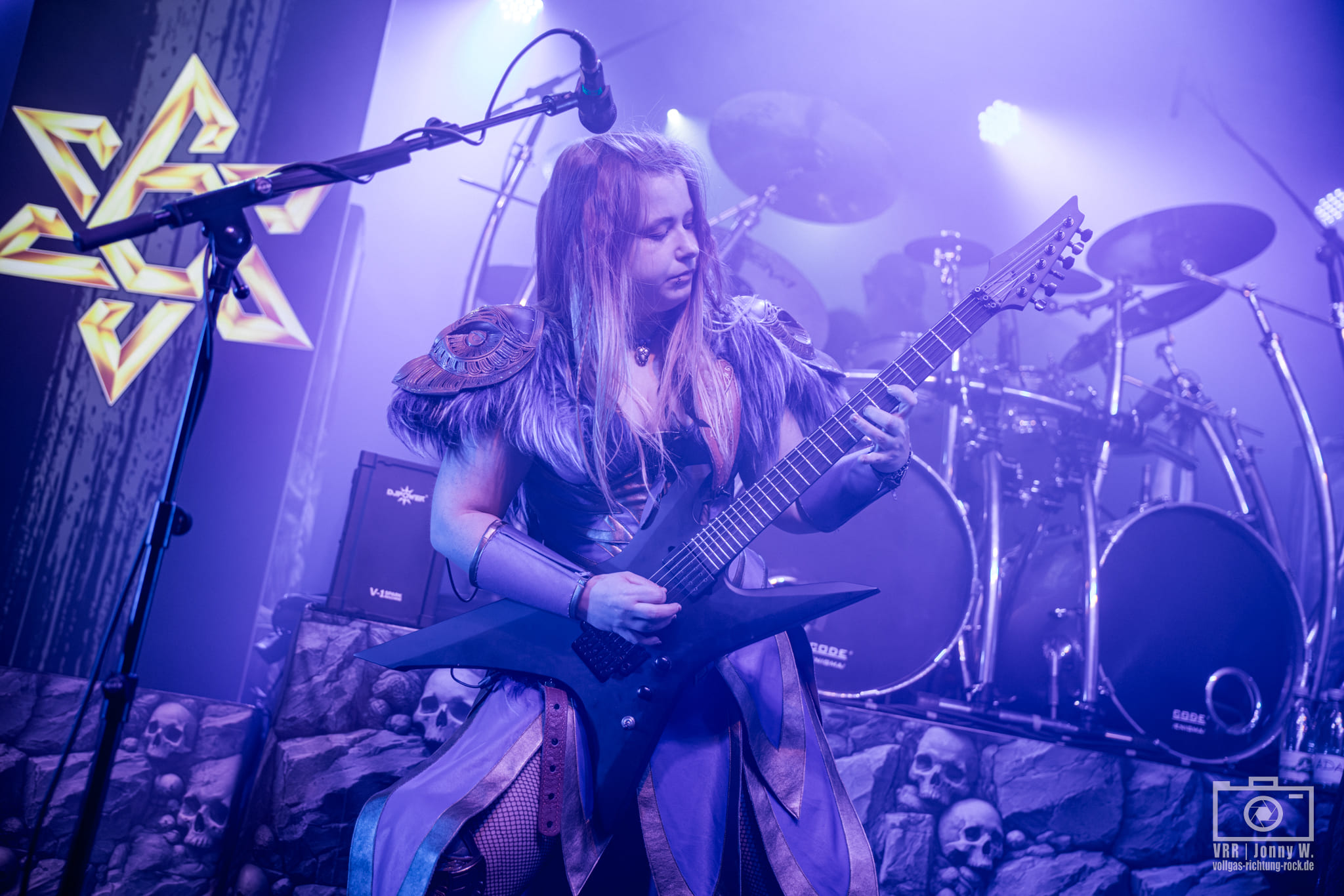 01_Angus-McSix_Tourslayer-Europe-2025_Musichall-Geiselwind_24.10.2025_Jonny-16 XXL Interview mit Jasmin Pabst (Teil 1) – zwischen Bühne, Kamera und Selbstvertrauen